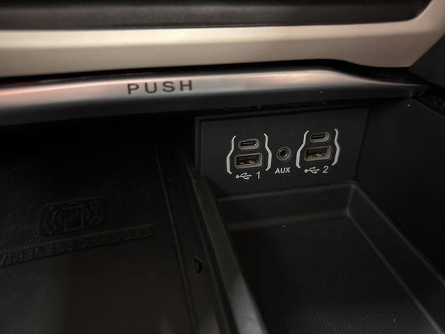 Used 2024 Chrysler Pacifica Limited FWD image 17