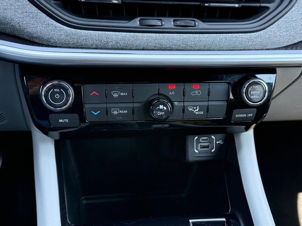 Used 2023 Jeep Compass Latitude AWD/4WD image 19