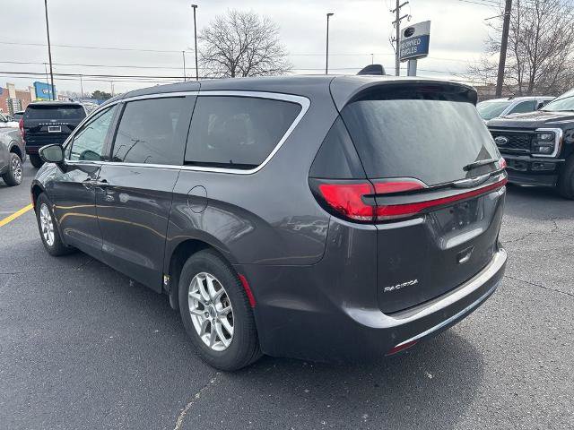 Used 2023 Chrysler Pacifica Touring-L FWD image 7