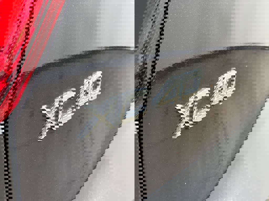 Used 2023 Volvo XC40 B5 Plus image 7