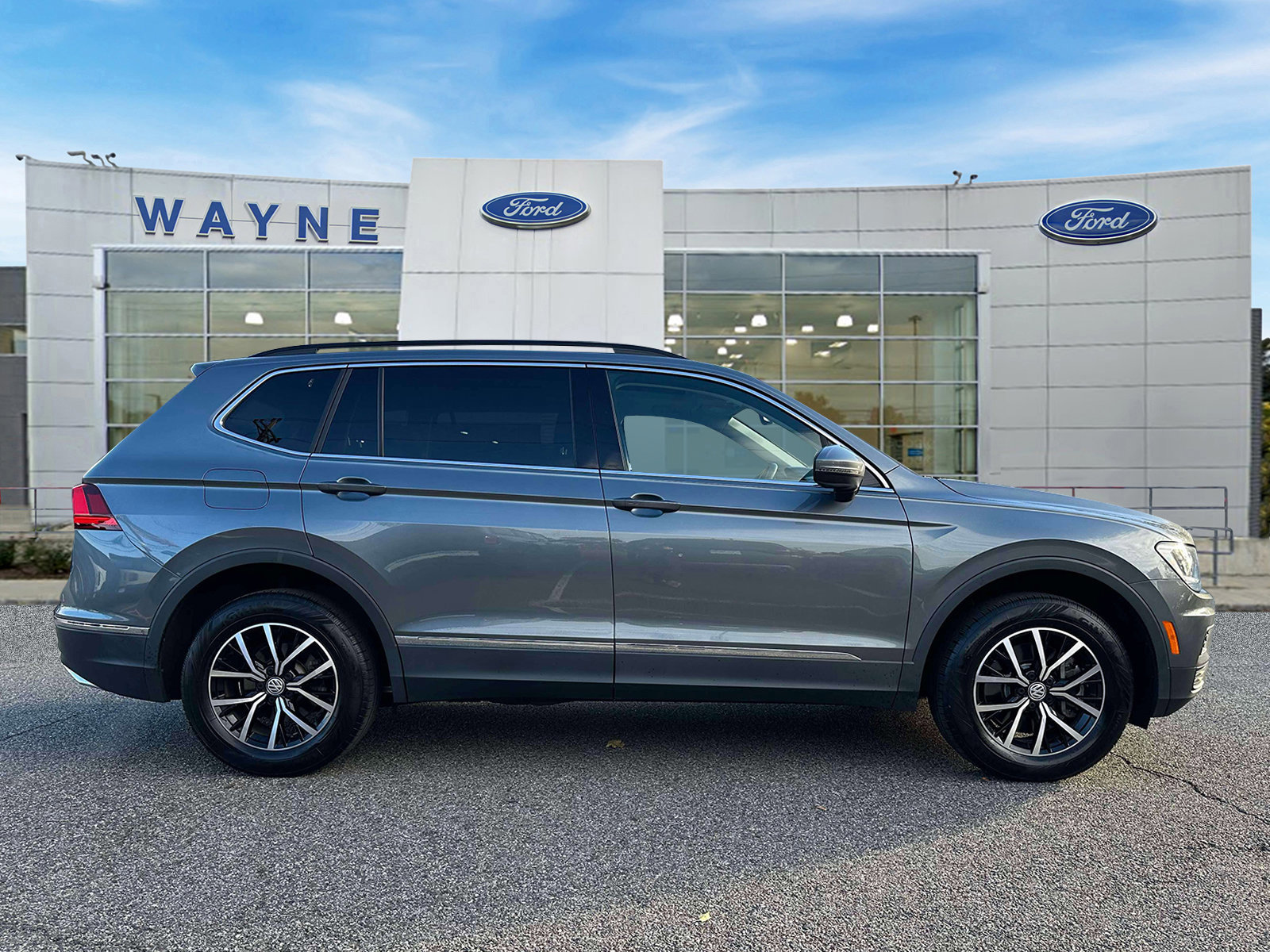 Used 2021 Volkswagen Tiguan SE w/ Panoramic Sunroof Package image 5