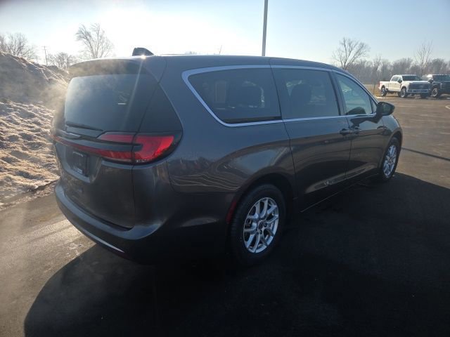 Used 2023 Chrysler Pacifica Touring-L image 4