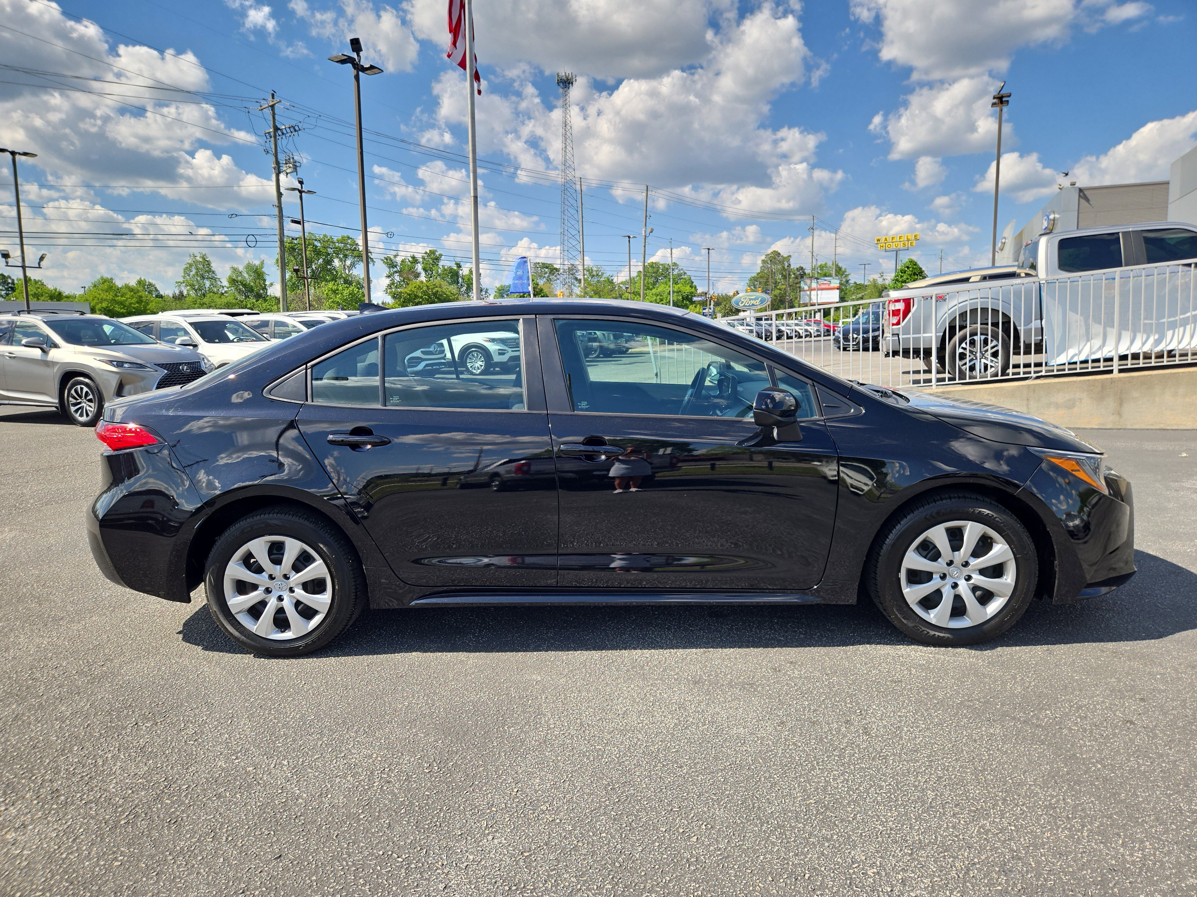 Used 2023 Toyota Corolla LE FWD image 4