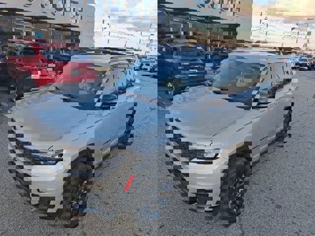 Used 2024 Jeep Grand Cherokee L Limited w/ Black Appearance Package image 4