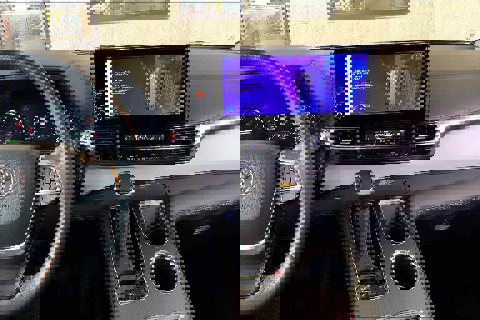 Used 2025 Toyota Sienna XLE image 9