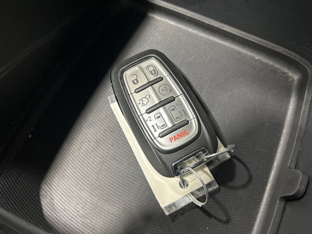 Used 2025 Chrysler Pacifica Select image 25