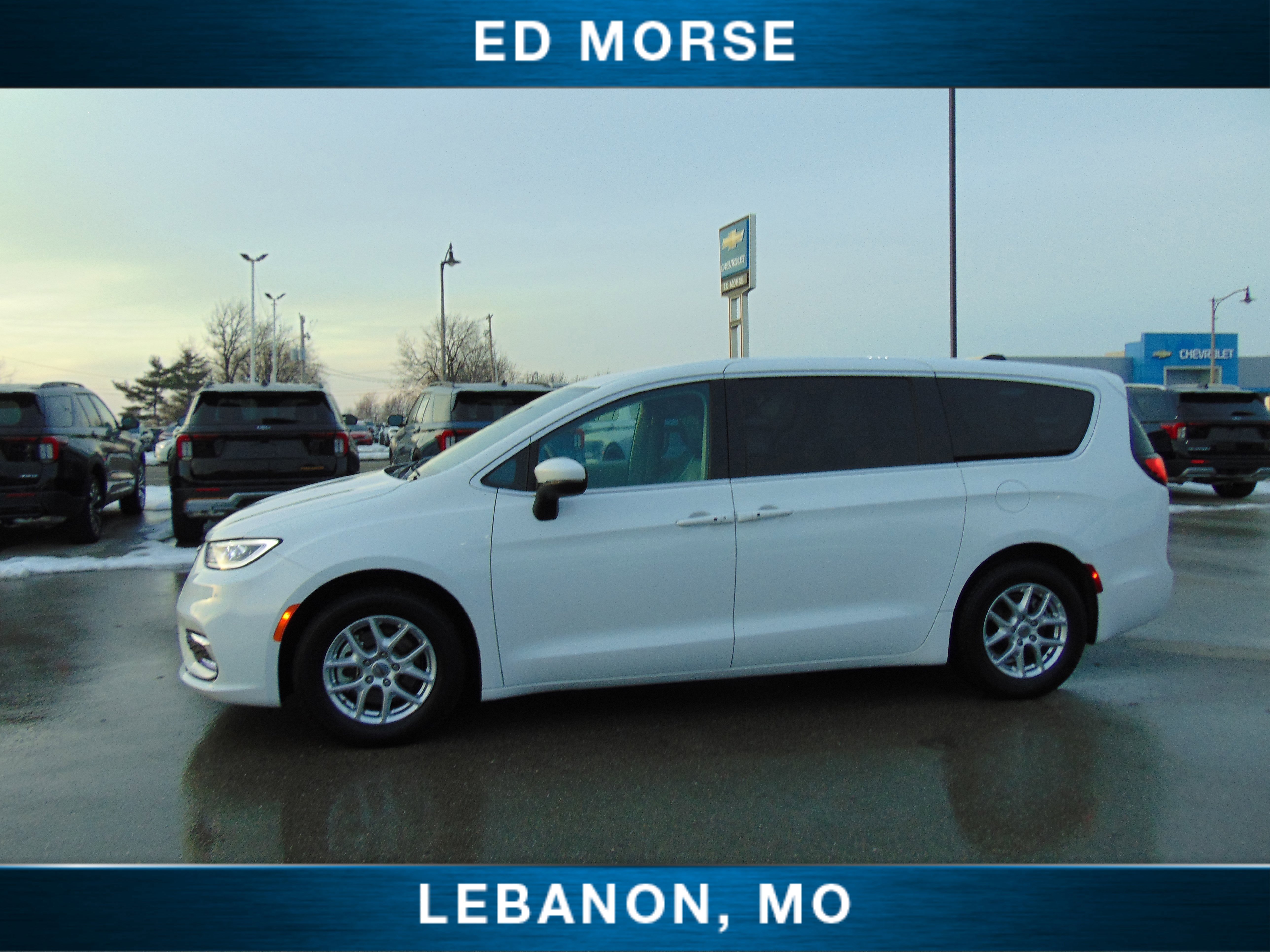 Used 2023 Chrysler Pacifica Touring-L image 2