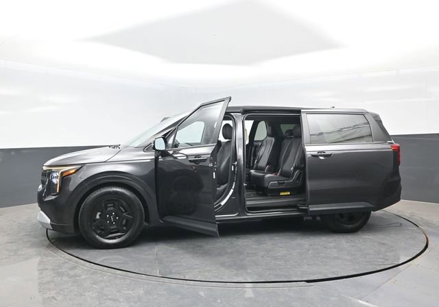 Used 2025 Kia Carnival FWD image 29
