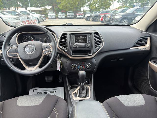 Used 2017 Jeep Cherokee Sport FWD image 12