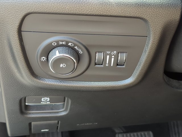 Used 2023 Jeep Grand Cherokee Limited w/ Luxury Tech Group II AWD/4WD image 21