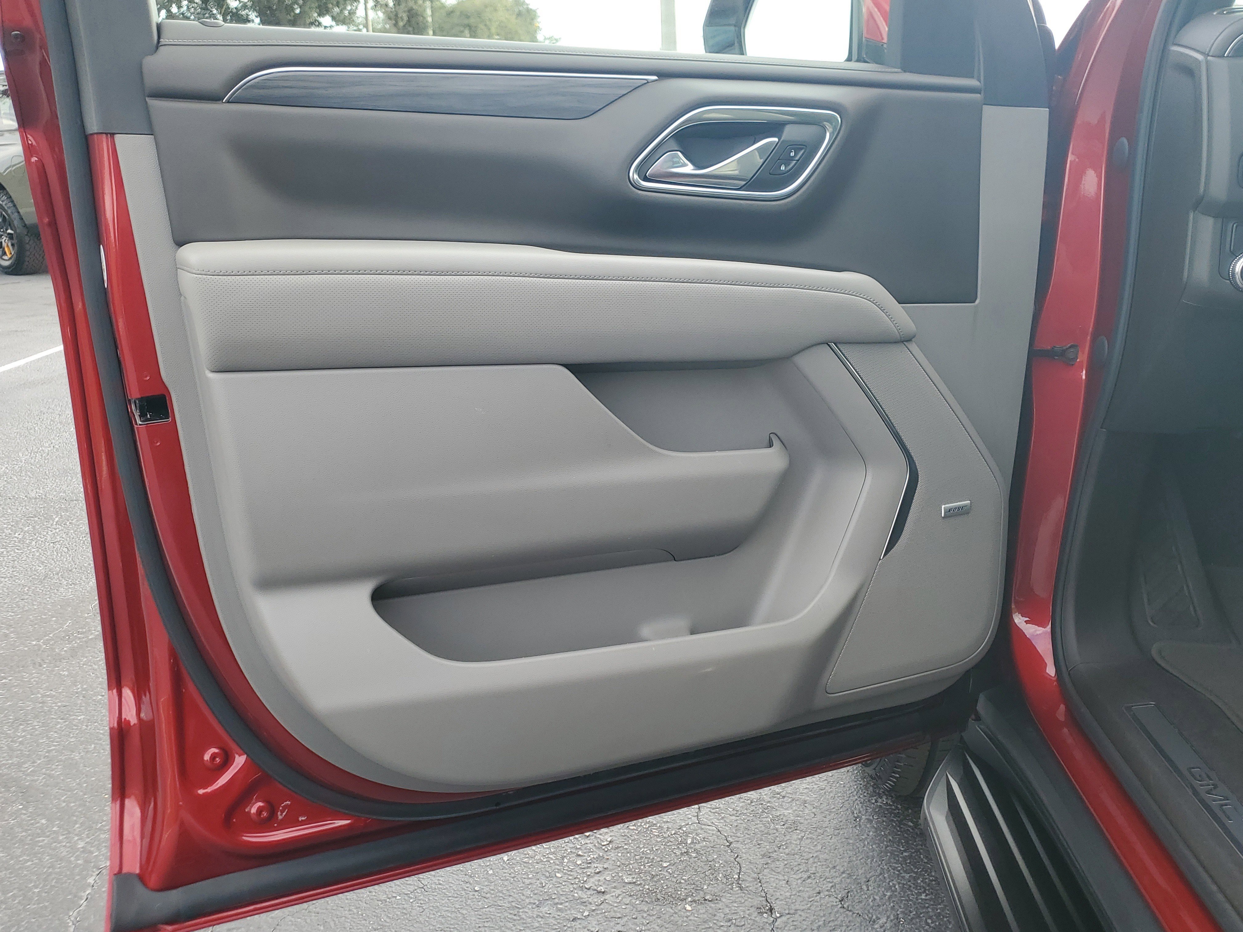 Used 2023 GMC Yukon SLT w/ SLT Luxury Package image 19