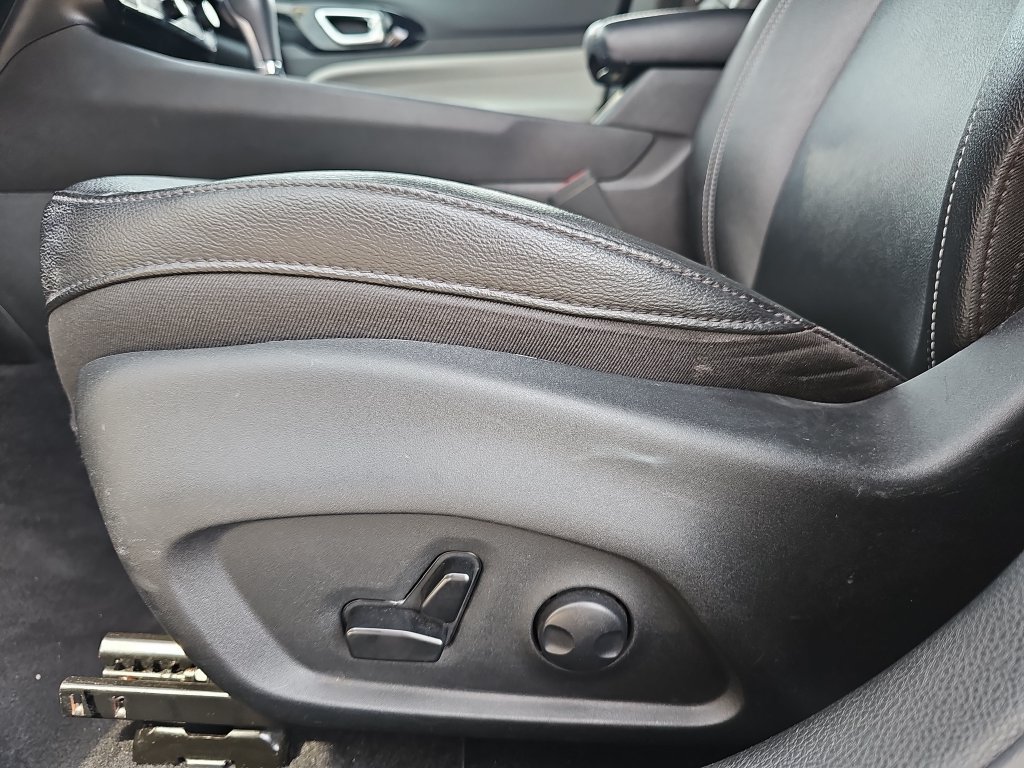 Used 2025 Jeep Compass Limited AWD/4WD image 27