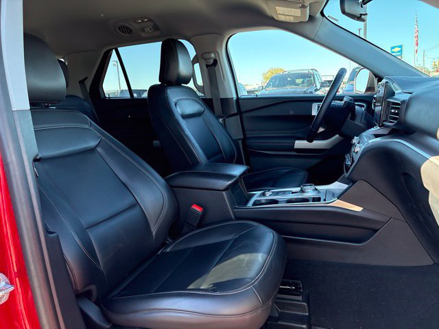 Certified 2024 Ford Explorer XLT w/ Equipment Group 202A AWD/4WD image 3