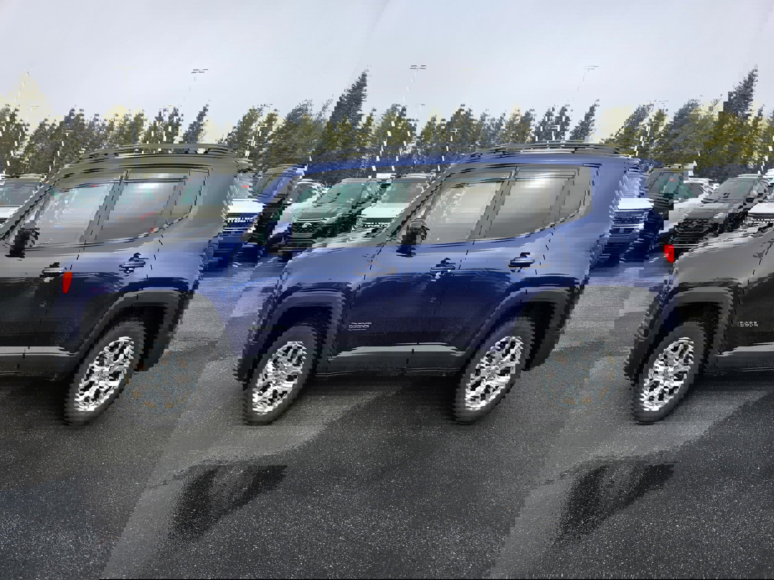 Used 2017 Jeep Renegade Latitude w/ Cold Weather Group image 6