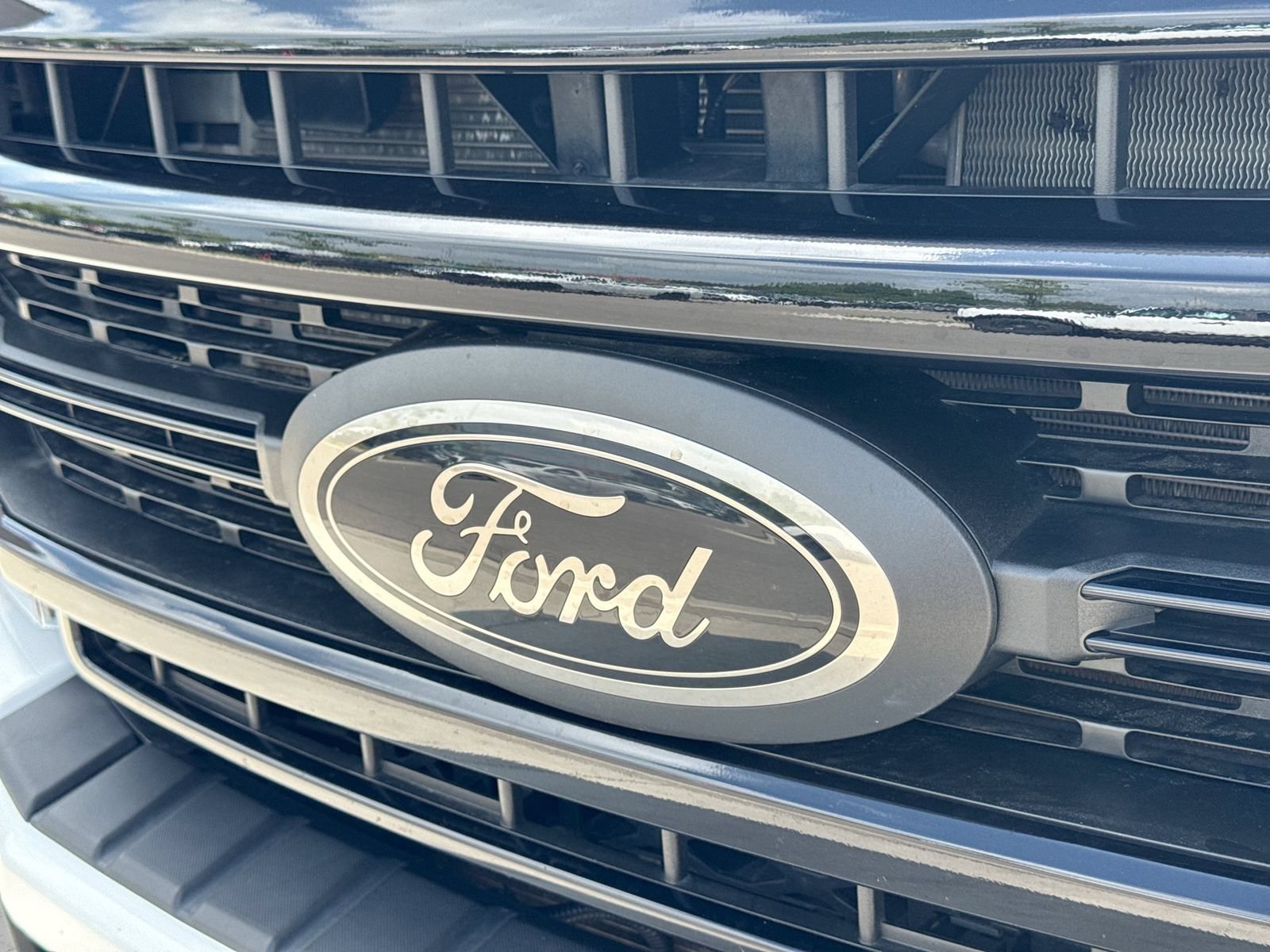 Certified 2022 Ford F350 Lariat w/ Black Appearance Package AWD/4WD image 15