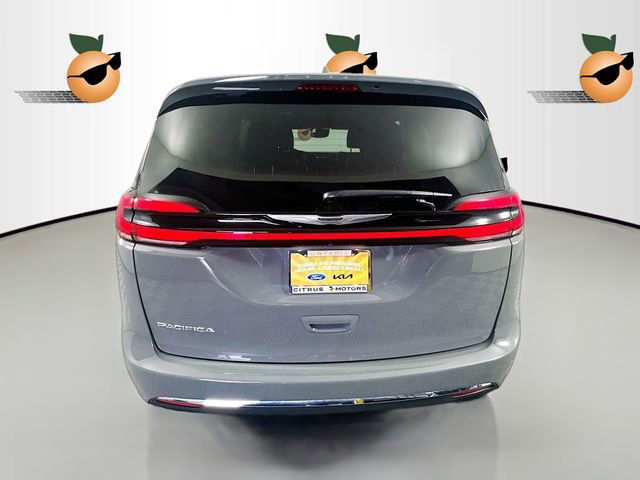 Used 2022 Chrysler Pacifica Touring-L image 4