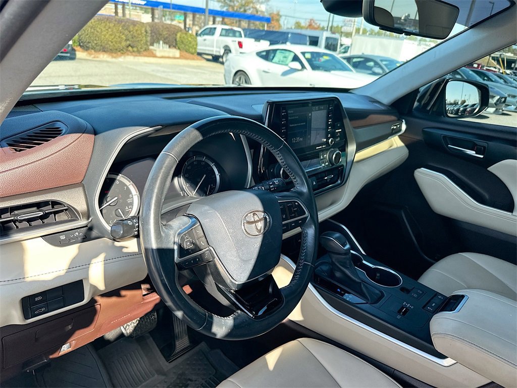 Used 2020 Toyota Highlander XLE image 11