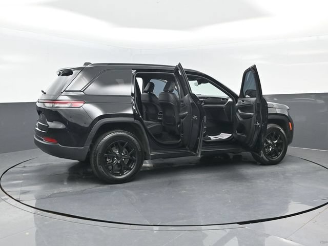Used 2025 Jeep Grand Cherokee Altitude AWD/4WD image 29