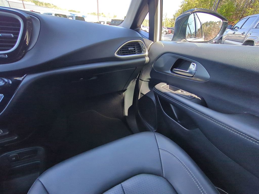 Used 2025 Chrysler Pacifica Select FWD image 22