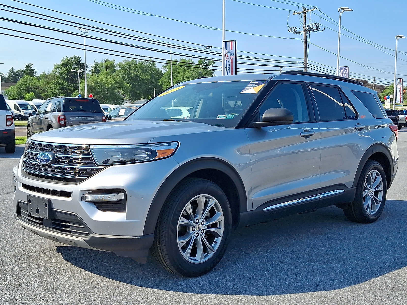 Certified 2023 Ford Explorer XLT w/ Equipment Group 202A AWD/4WD image 3