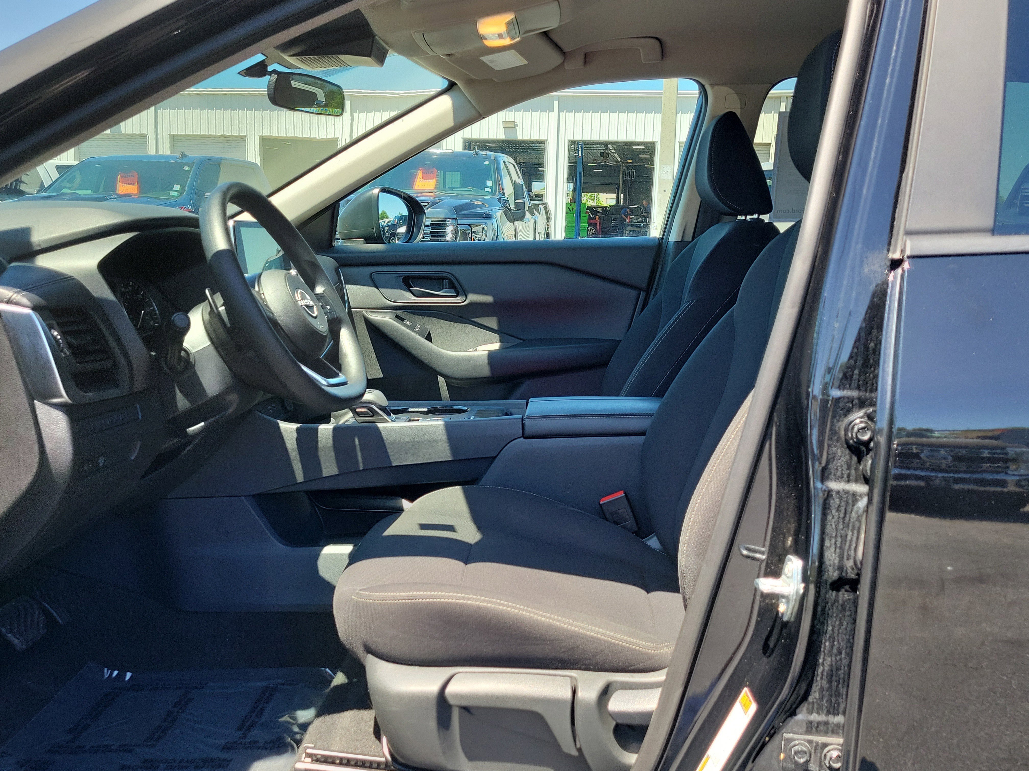 Used 2024 Nissan Rogue S FWD image 19