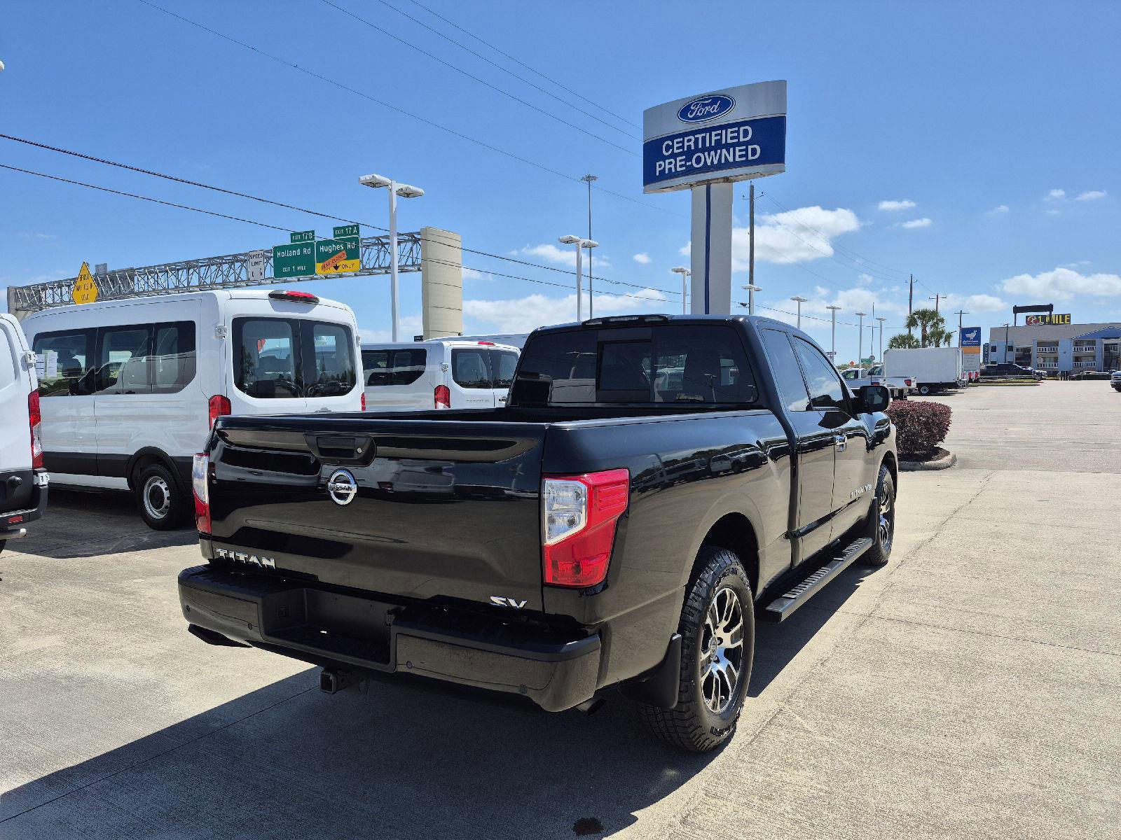 Used 2020 Nissan Titan SV w/ SV Convenience Package image 4