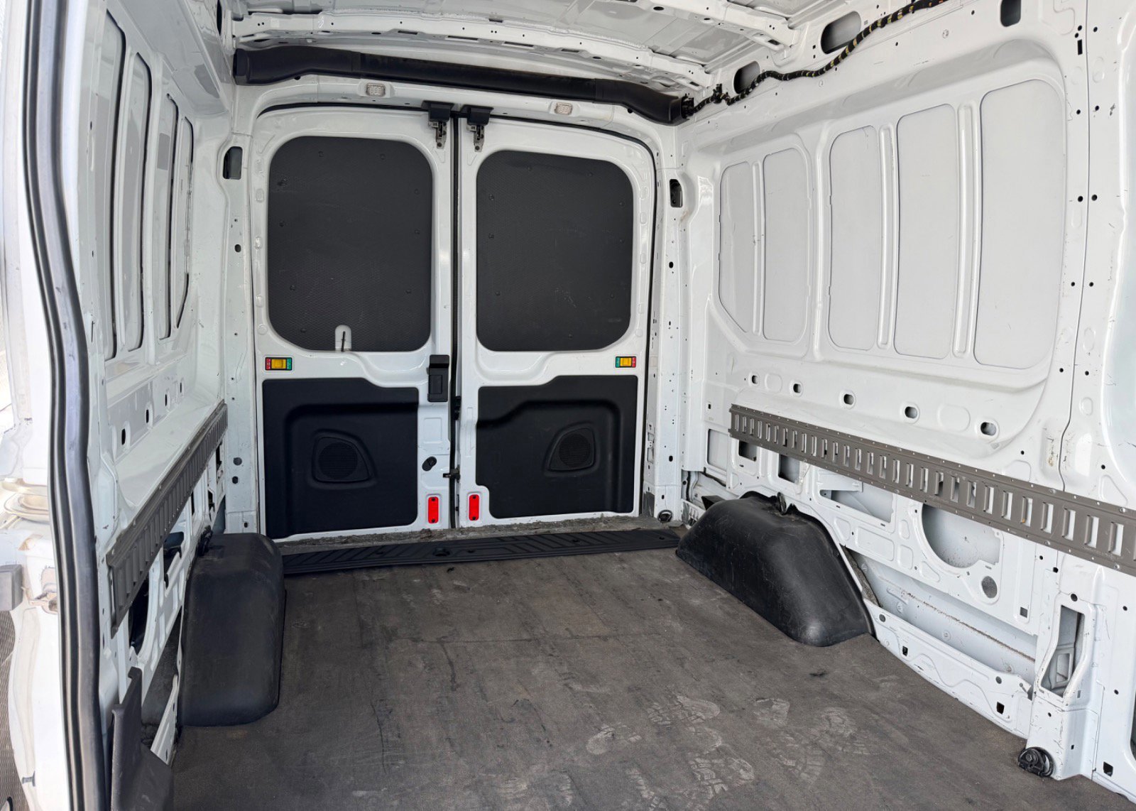 Certified 2019 Ford Transit 350 148 Medium Roof w/ Interior Upgrade Package image 17