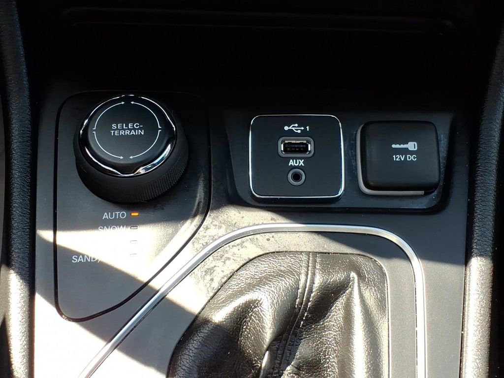 Used 2021 Jeep Cherokee Latitude Lux w/ Comfort/Convenience Group AWD/4WD image 18
