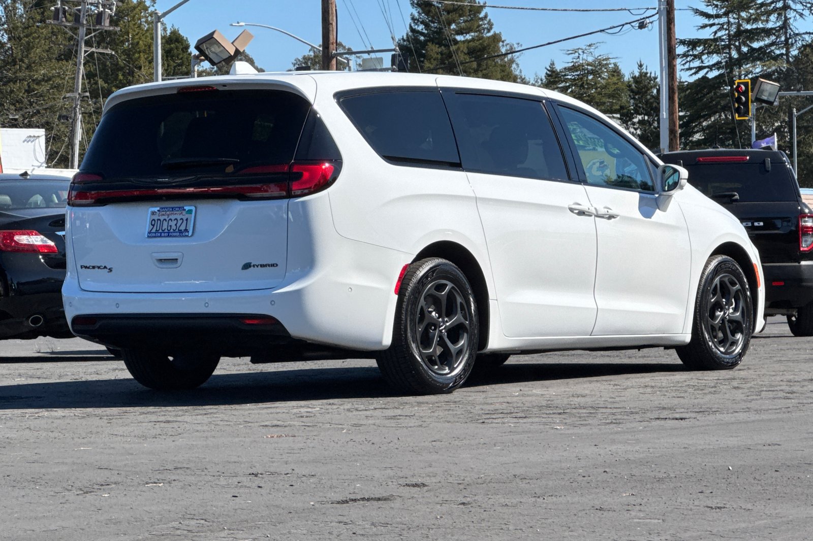 Used 2022 Chrysler Pacifica Limited w/ Uconnect Theater Family Group FWD image 30