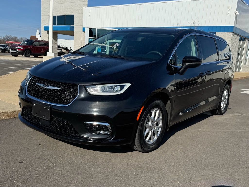 Used 2023 Chrysler Pacifica Touring-L FWD image 4