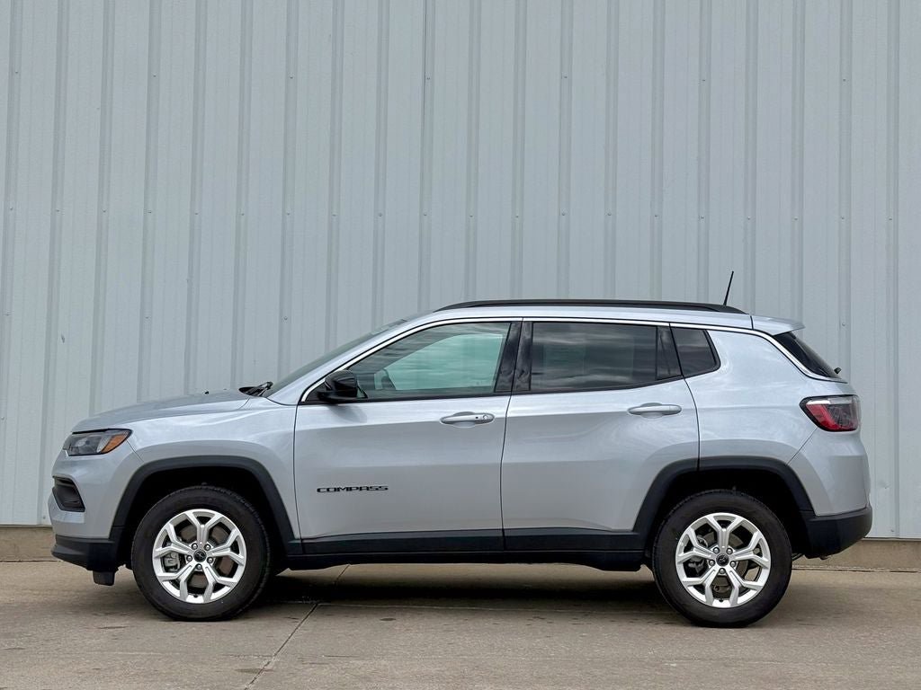 Used 2025 Jeep Compass Latitude AWD/4WD image 3