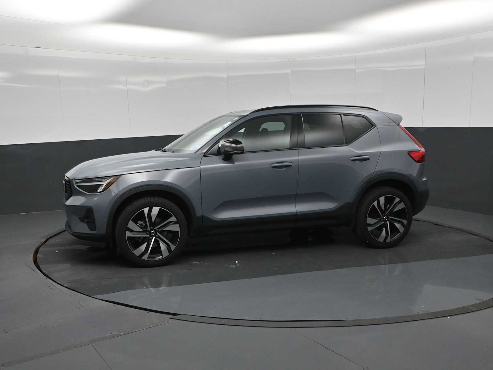 Used 2023 Volvo XC40 B5 Plus w/ Driver Assist Package AWD/4WD image 5