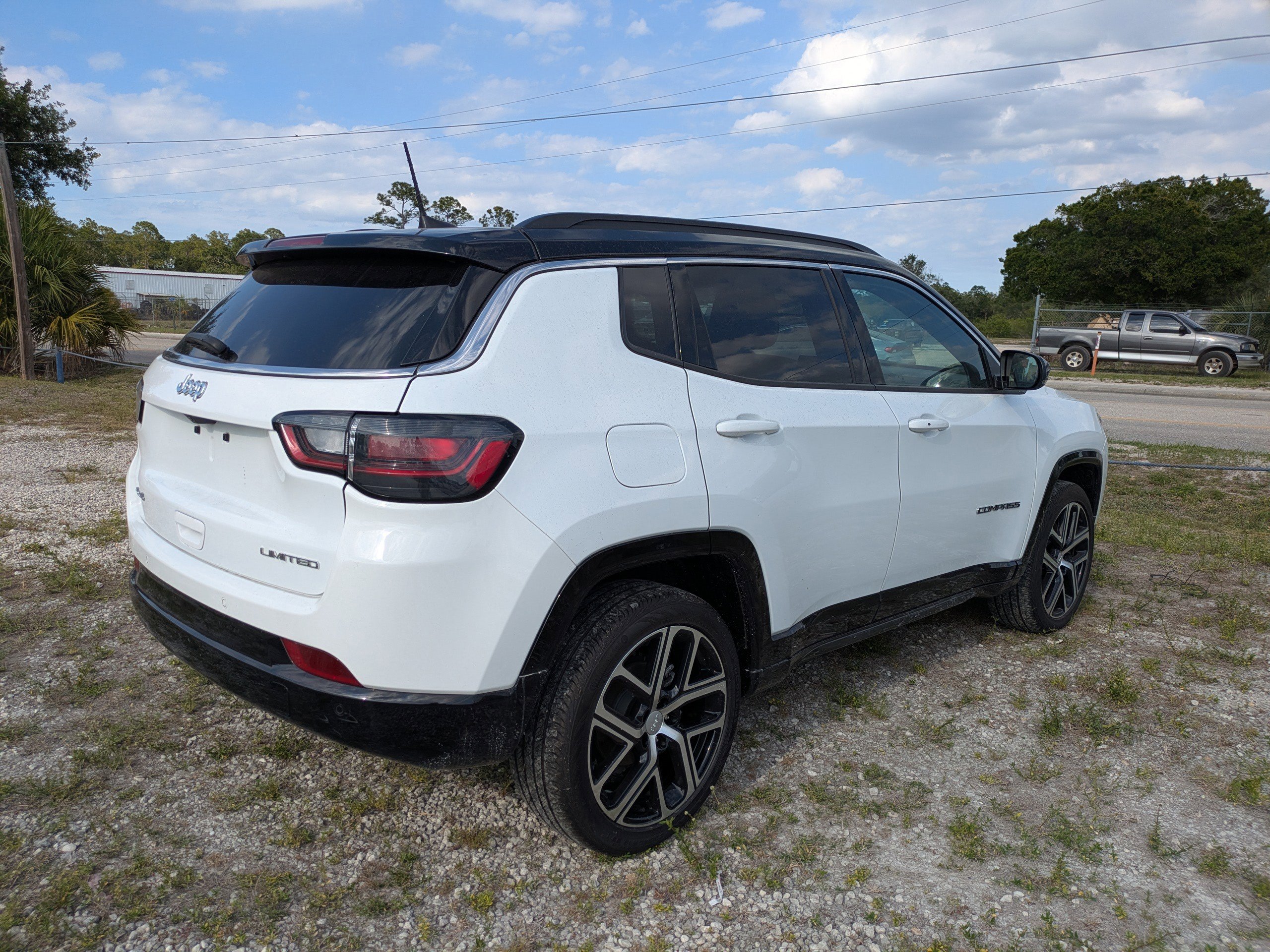 Used 2024 Jeep Compass Limited w/ Elite Group AWD/4WD image 4