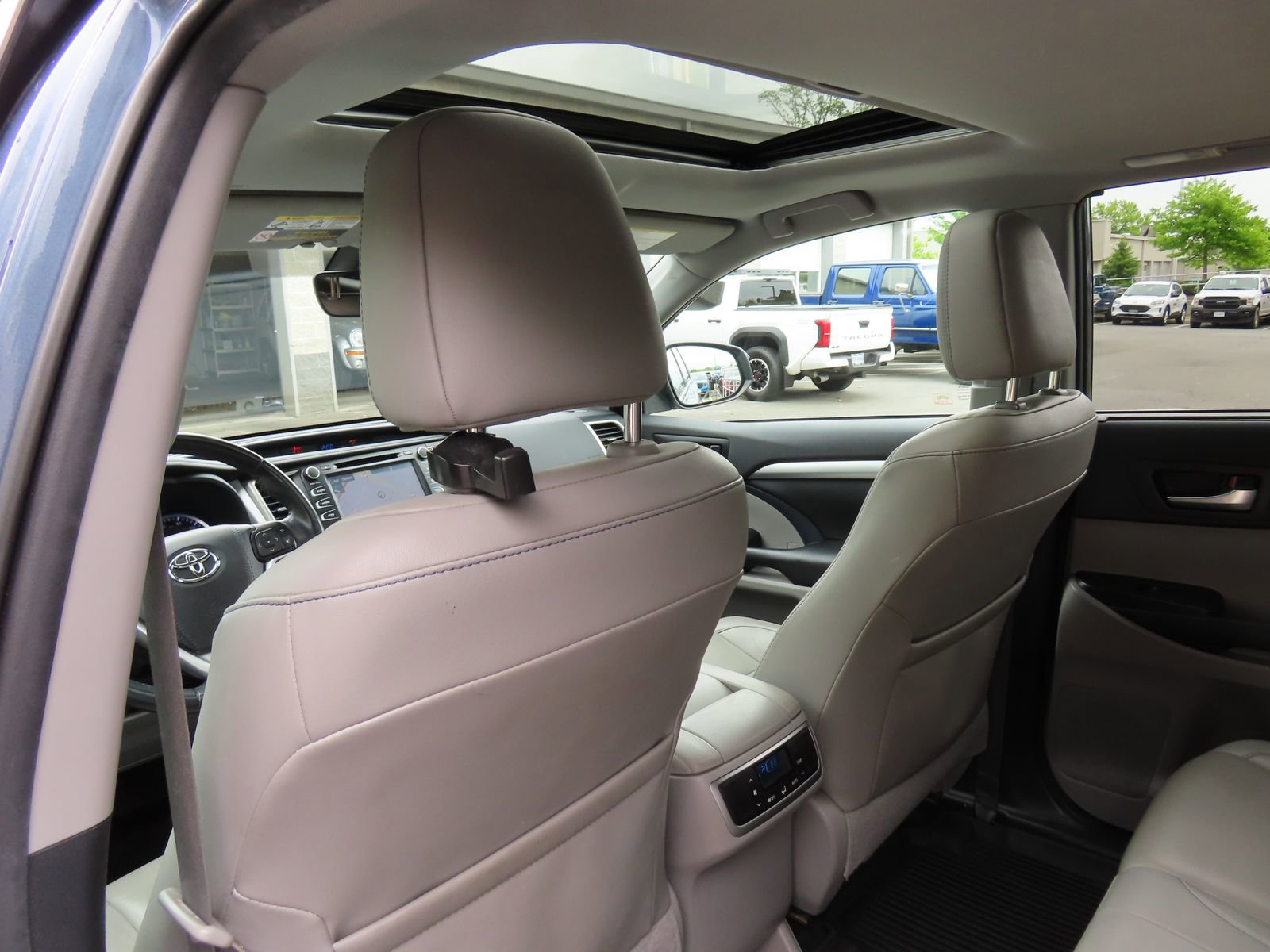 Used 2019 Toyota Highlander XLE AWD/4WD image 30