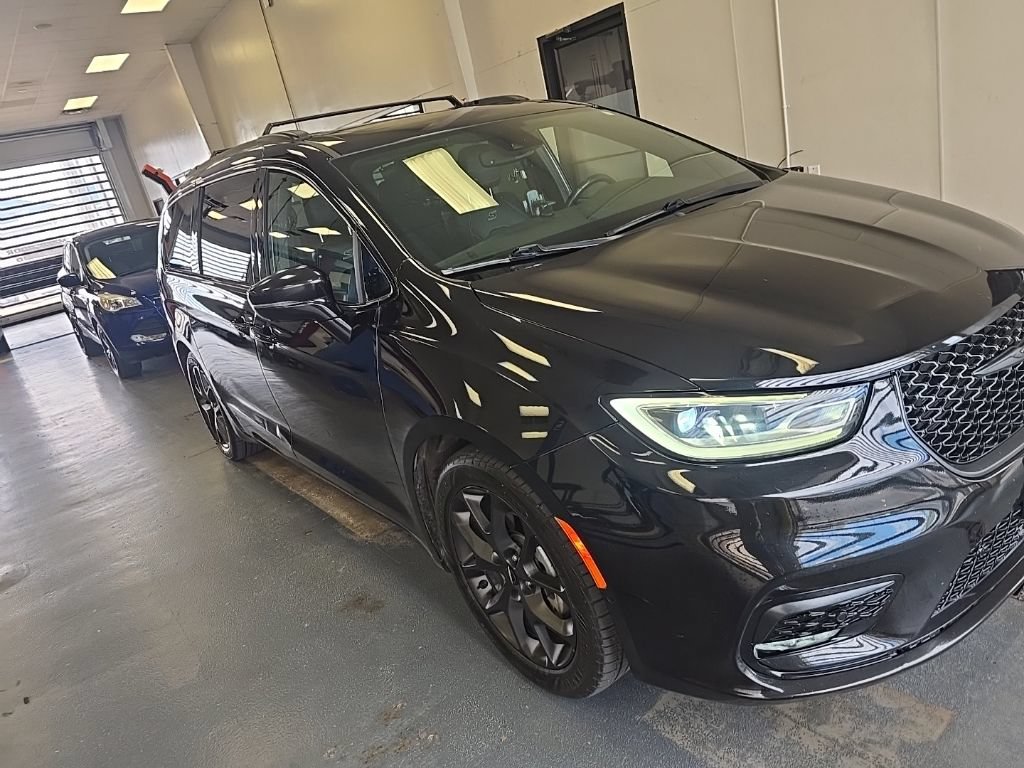 Used 2021 Chrysler Pacifica Touring-L w/ Uconnect Theater Family Group