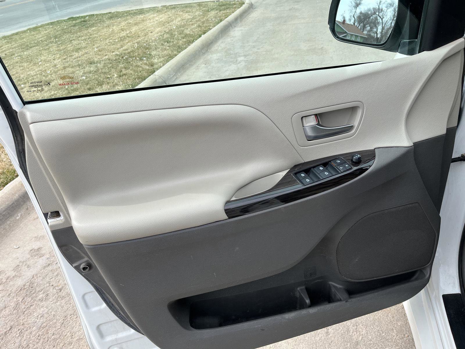 Used 2020 Toyota Sienna XLE w/ XLE Navigation Package image 12