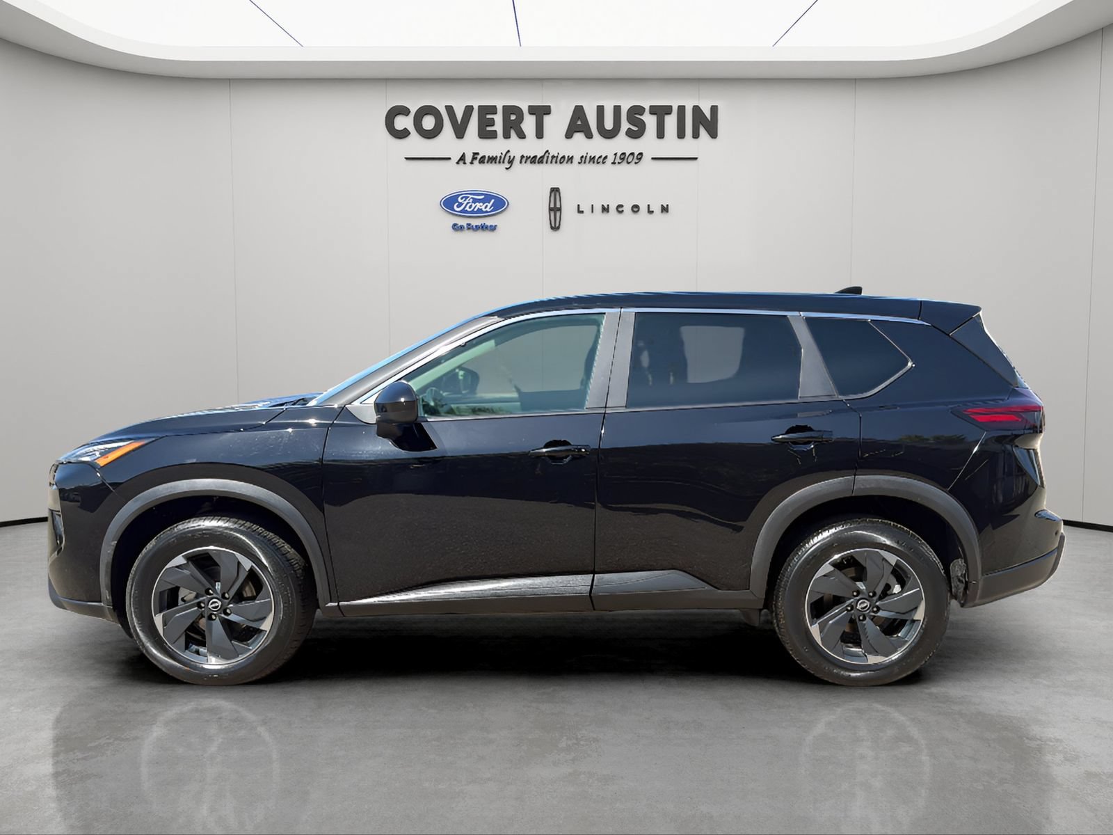 Used 2025 Nissan Rogue SV FWD image 2