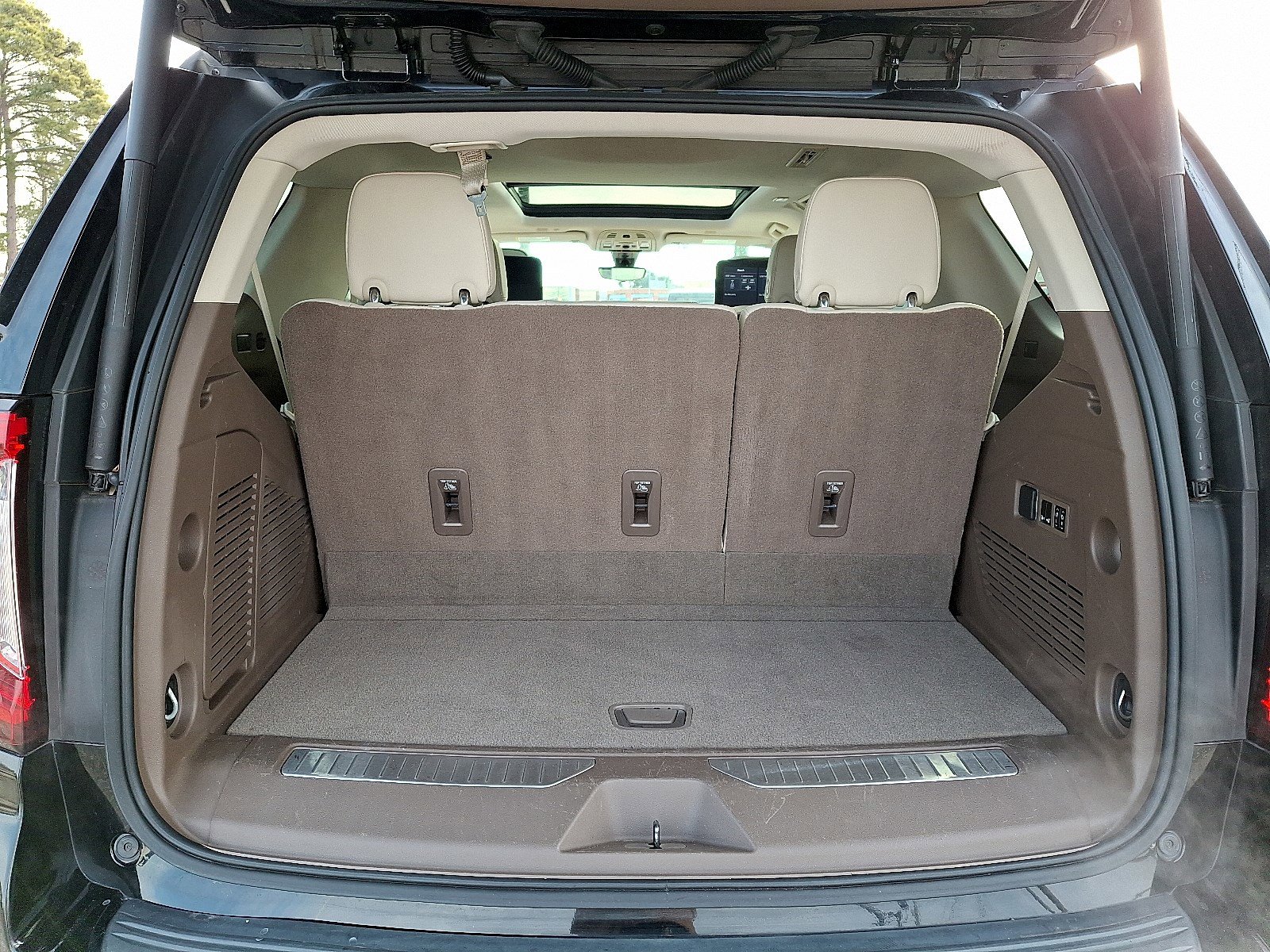 Used 2021 GMC Yukon Denali w/ Denali Premium Package image 30