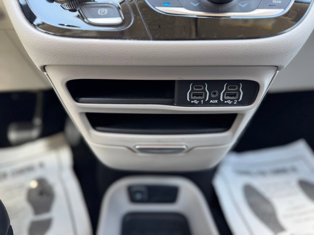 Used 2023 Chrysler Pacifica Touring-L FWD image 25