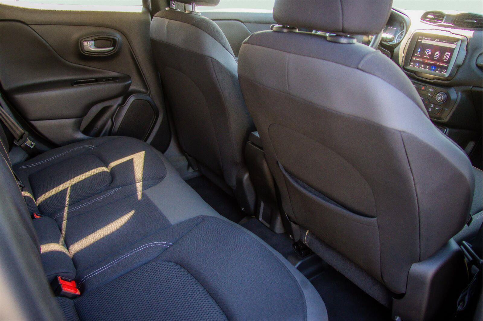 Used 2023 Jeep Renegade Latitude w/ Premium Group AWD/4WD image 9
