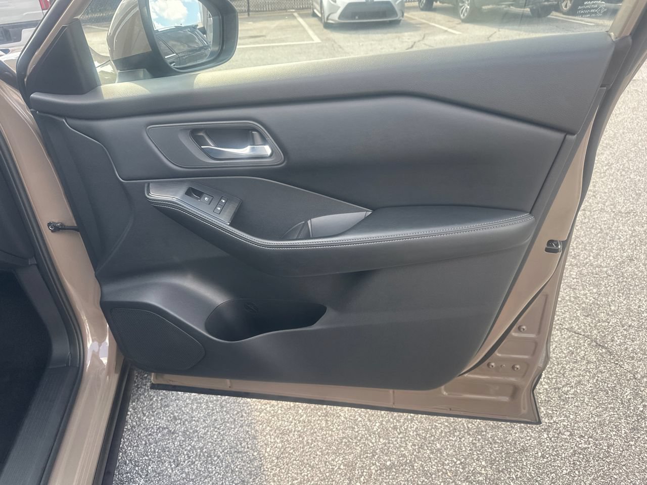Used 2025 Nissan Rogue SV AWD/4WD image 16