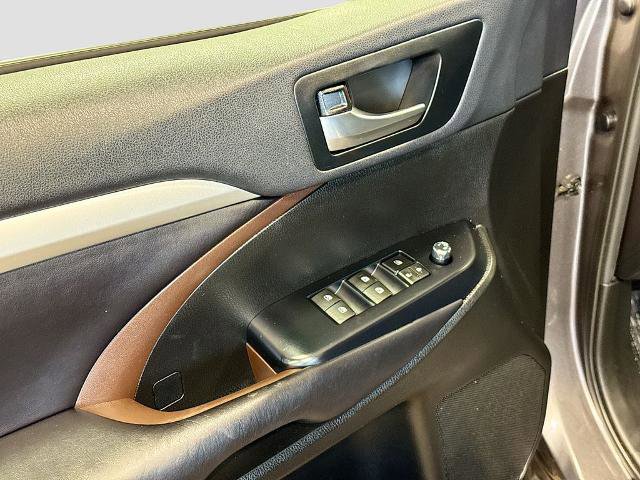 Used 2019 Toyota Highlander XLE AWD/4WD image 15