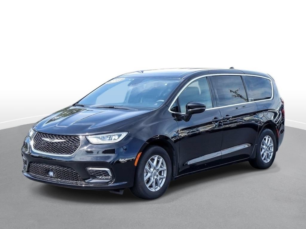 Used 2025 Chrysler Pacifica Select FWD image 3