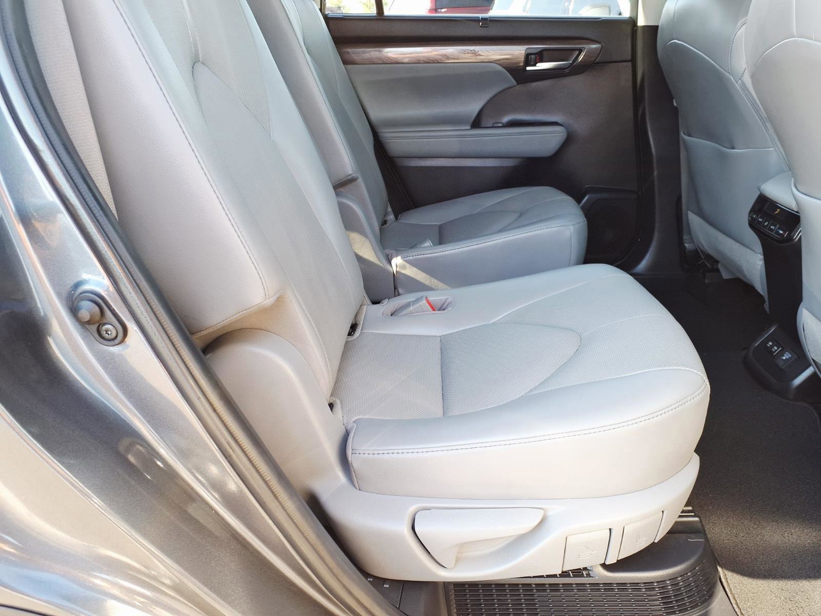 Used 2021 Toyota Highlander Limited image 14