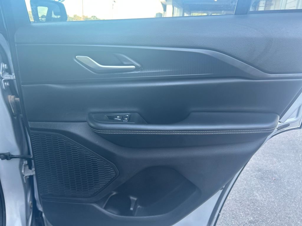 Used 2024 Jeep Grand Cherokee Altitude image 28