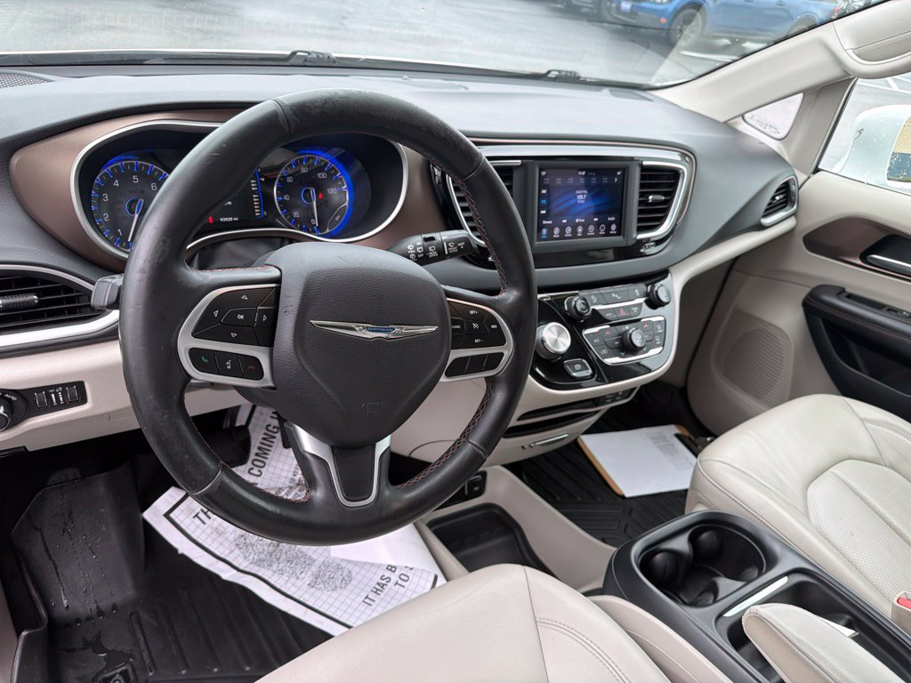 Used 2018 Chrysler Pacifica Touring-L w/ Tire & Wheel Group FWD image 11