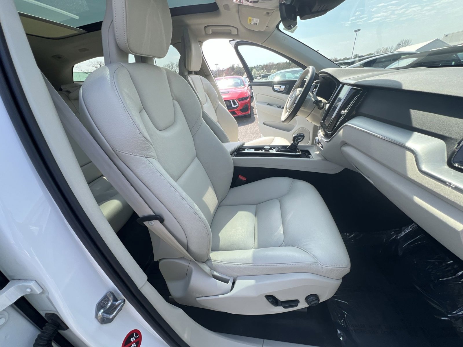 Used 2018 Volvo XC60 T6 Momentum image 28