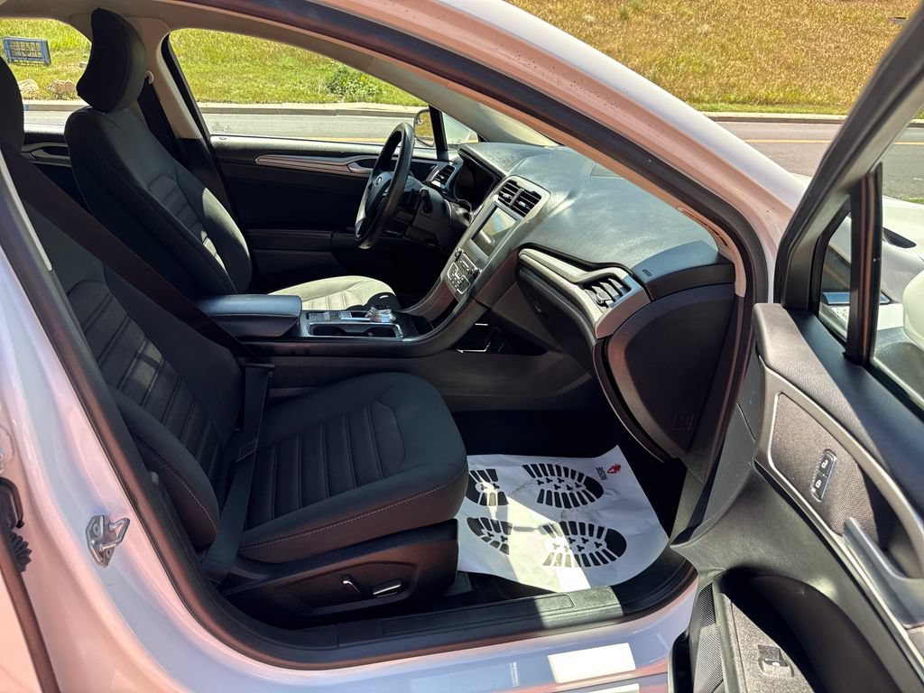 Certified 2018 Ford Fusion SE w/ Fusion SE Technology Package FWD image 30