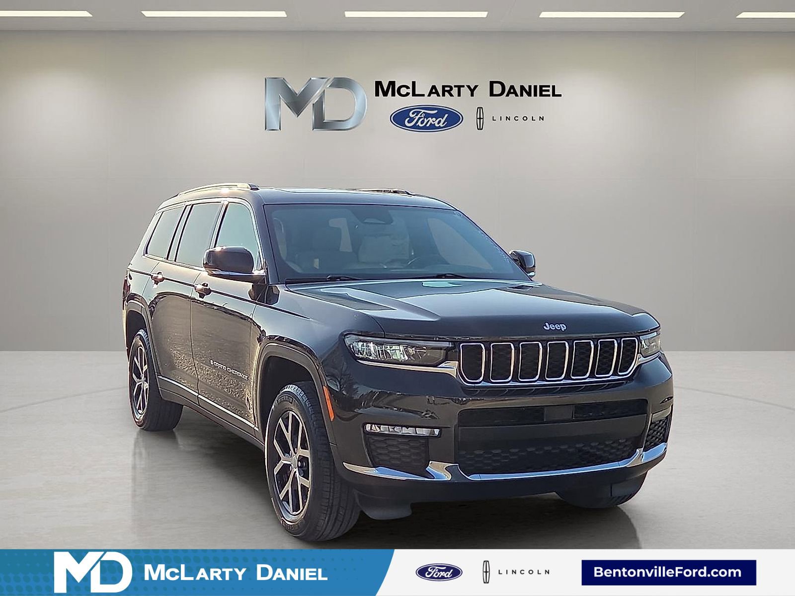 Used 2025 Jeep Grand Cherokee L Limited w/ Trailer Tow Package AWD/4WD image 1