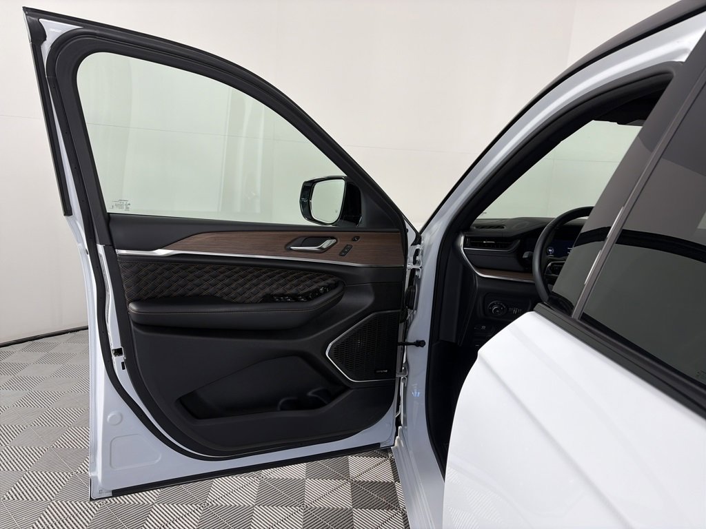 Used 2024 Jeep Grand Cherokee Summit image 10